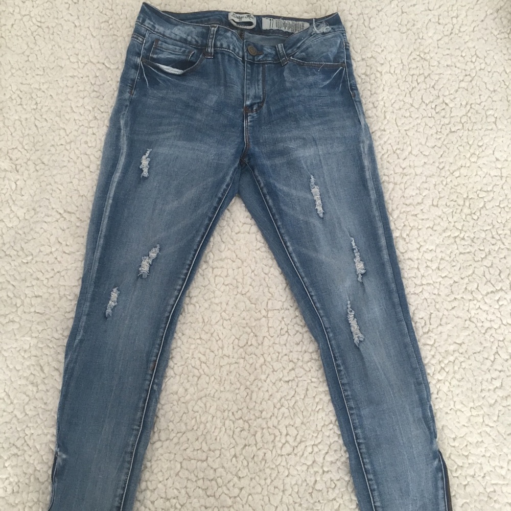 Light wash jeans 👖